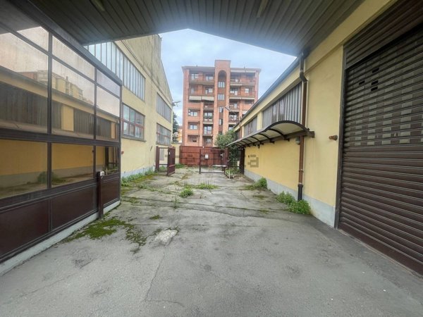 capannone in vendita a Torino in zona Mirafiori Sud