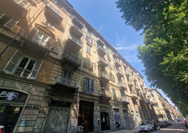 locale commerciale in vendita a Torino in zona Vanchiglia