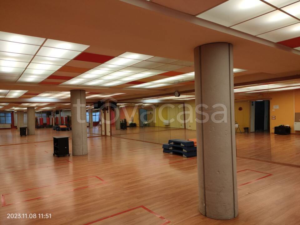 negozio in vendita a Torino in zona Mirafiori Sud