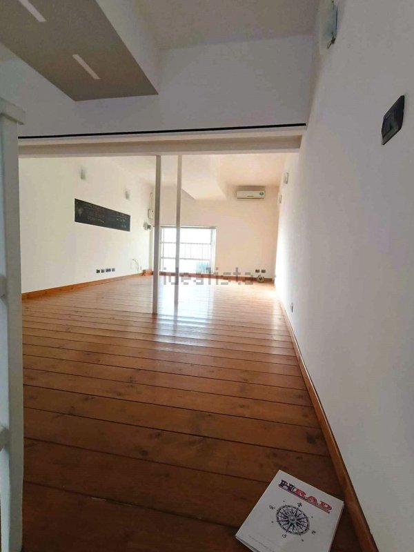 locale commerciale in vendita a Torino in zona Aurora