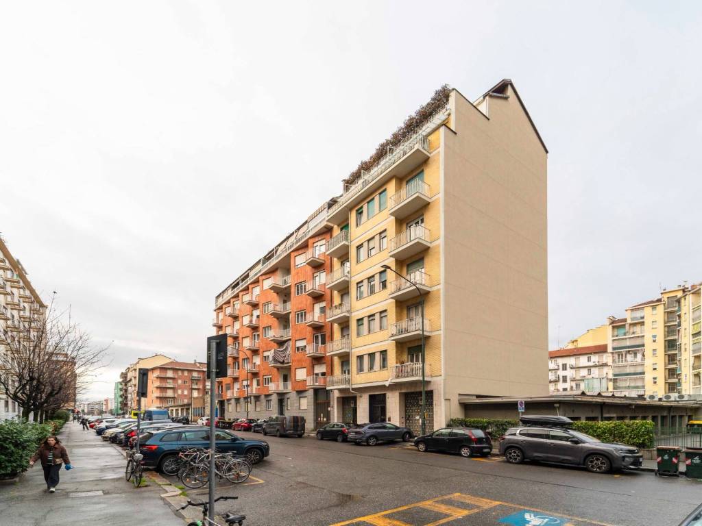 locale commerciale in vendita a Torino in zona Cenisia