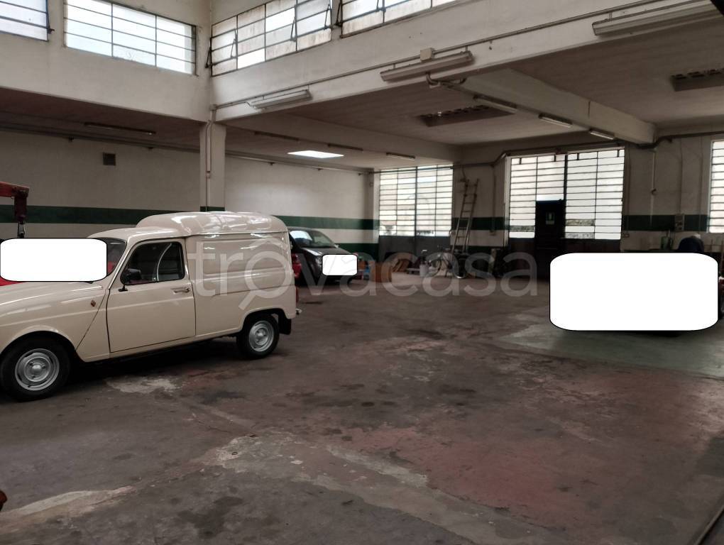 locale commerciale in vendita a Torino in zona Lingotto