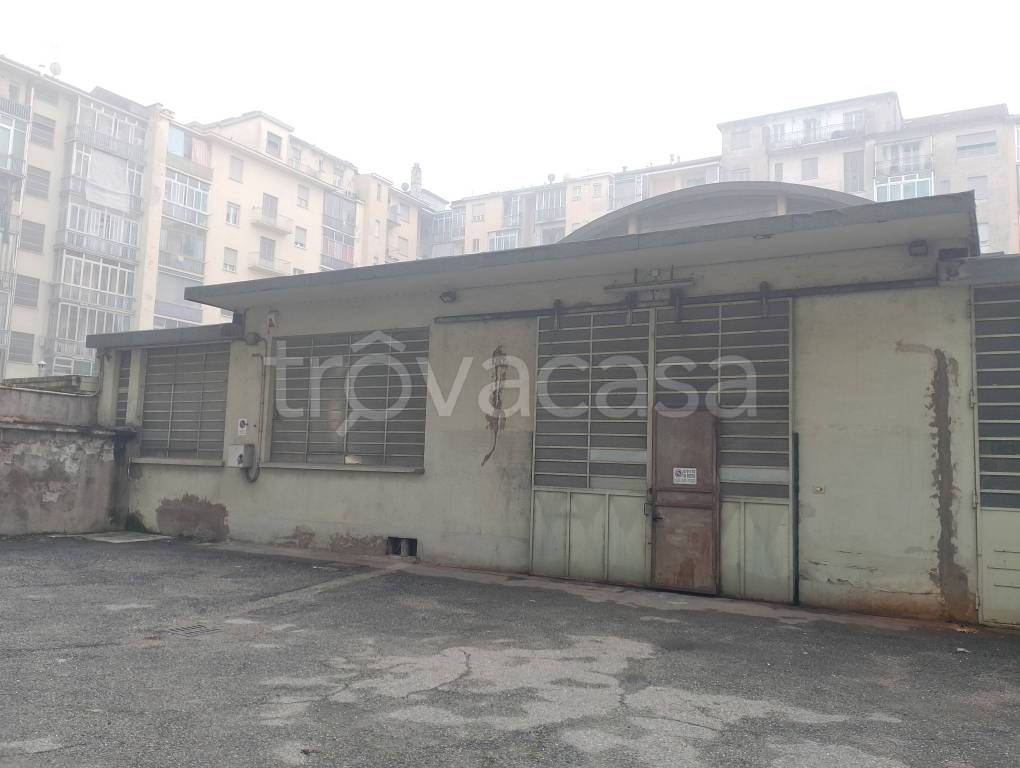 locale commerciale in vendita a Torino in zona Lingotto