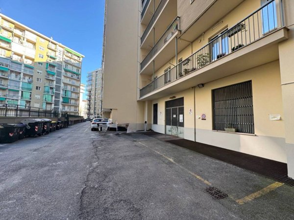 locale commerciale in vendita a Torino in zona Cit Turin