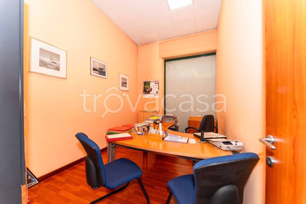 negozio in vendita a Torino in zona Cenisia