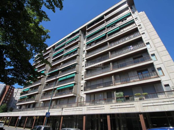 negozio in vendita a Torino in zona Mirafiori Nord