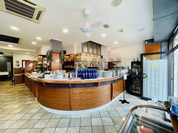 locale commerciale in vendita a Torino in zona Lucento