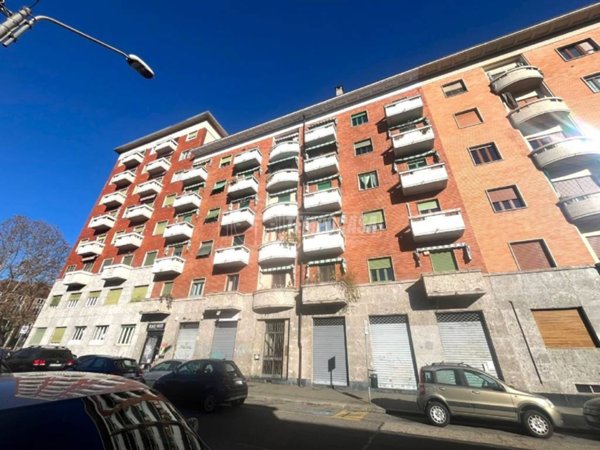 negozio in vendita a Torino in zona Lingotto