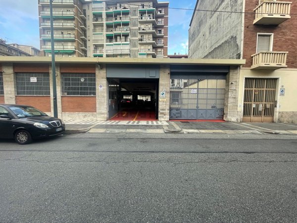 locale commerciale in vendita a Torino in zona Parella