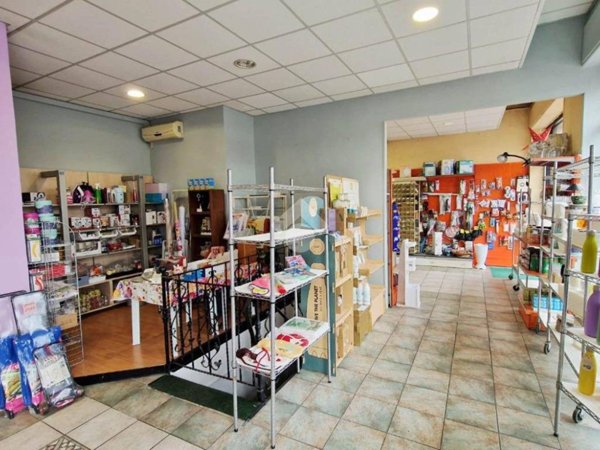 negozio in vendita a Torino in zona Parella