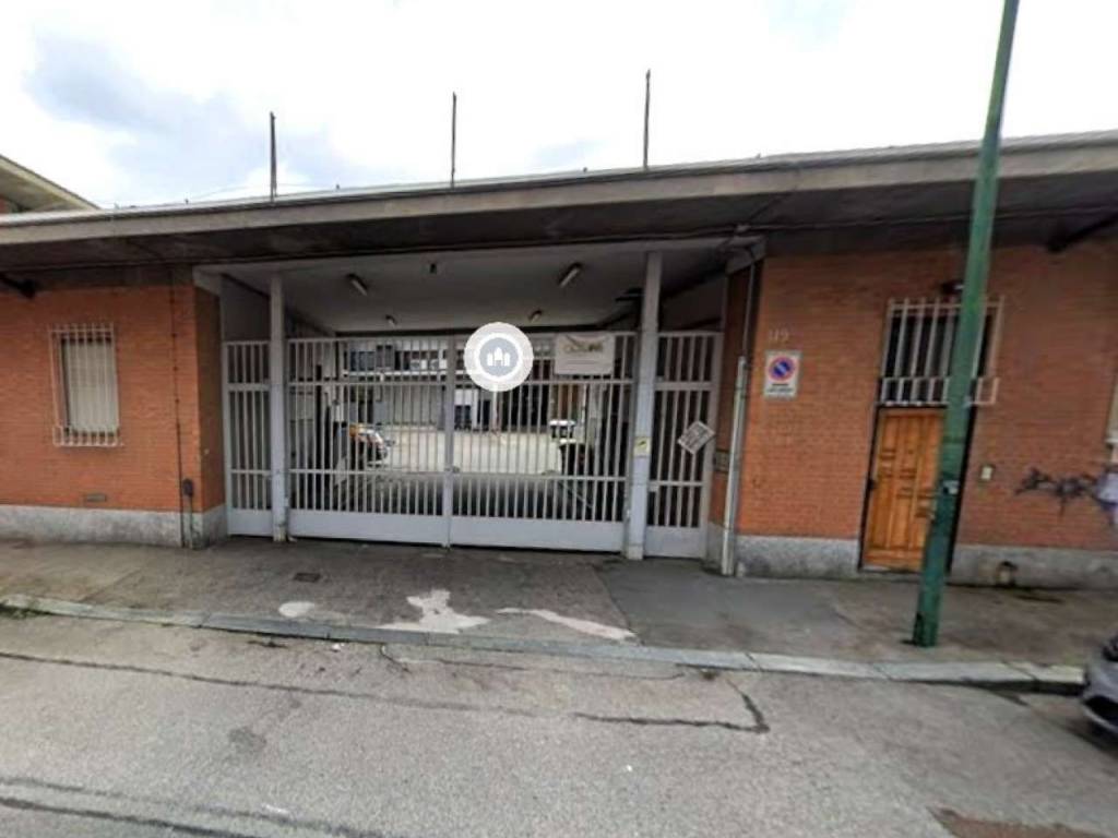 locale commerciale in vendita a Torino in zona Parella