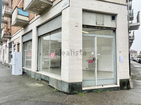 locale commerciale in vendita a Torino in zona Pozzo Strada