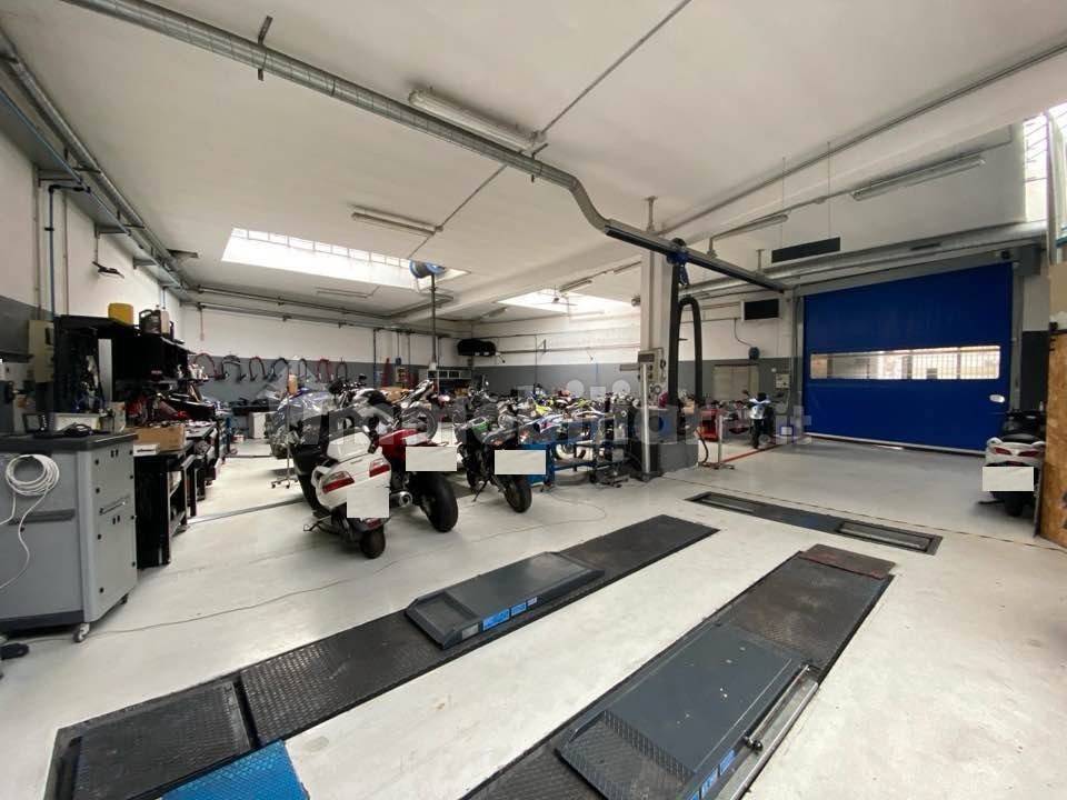 negozio in vendita a Torino in zona Mirafiori Sud