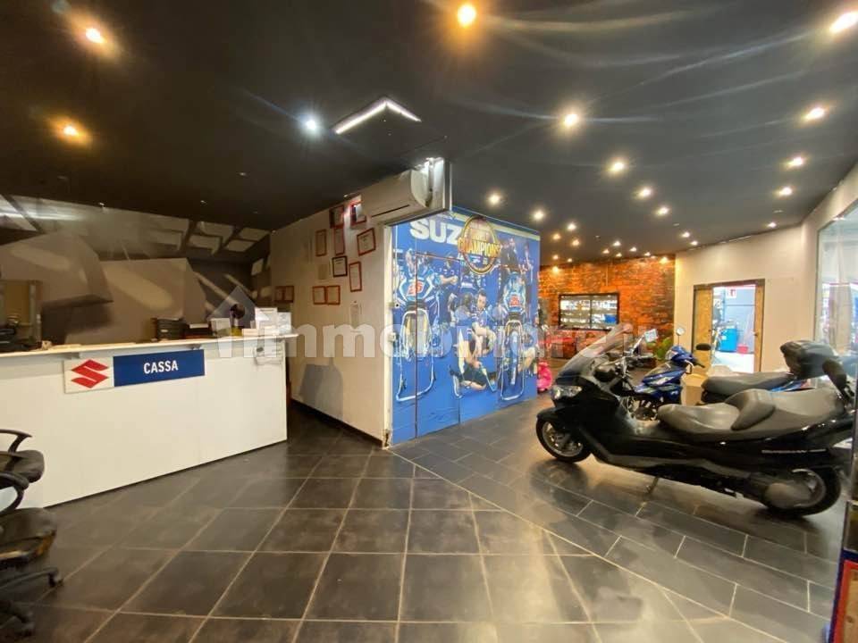 negozio in vendita a Torino in zona Mirafiori Sud