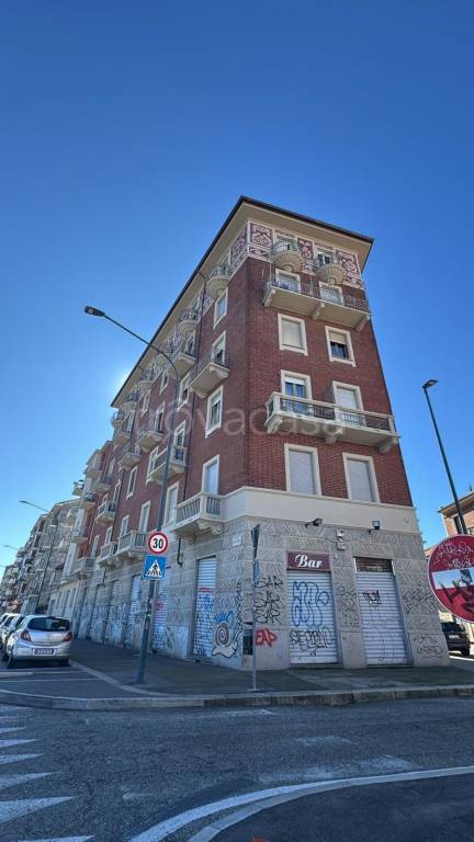 negozio in vendita a Torino in zona Lingotto