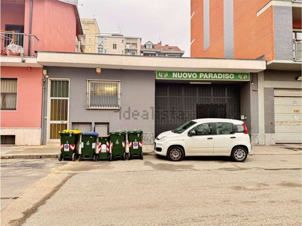 locale commerciale in vendita a Torino in zona Parella