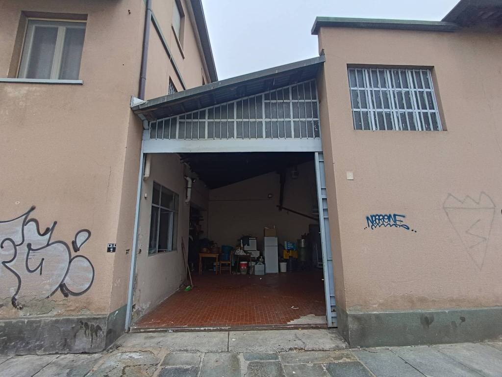 locale commerciale in vendita a Torino in zona Cit Turin