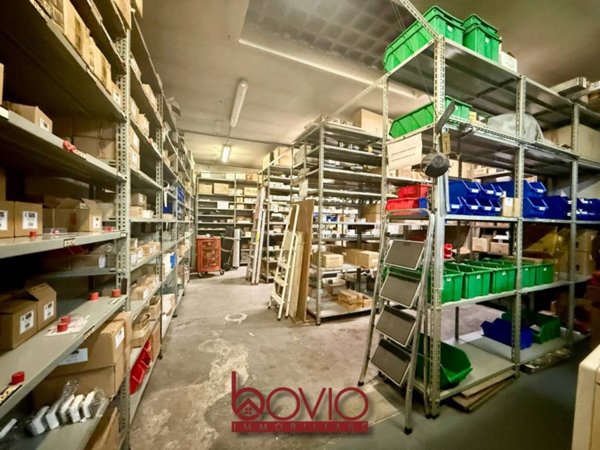 locale commerciale in vendita a Torino in zona Barca