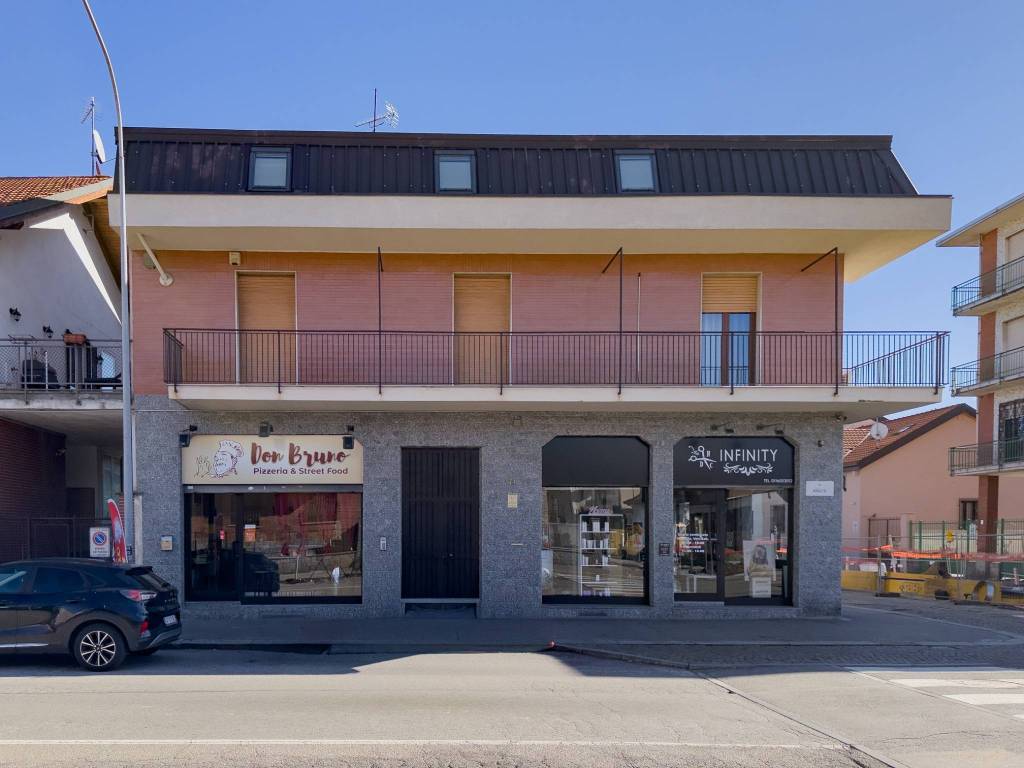 negozio in vendita a Torino in zona Mirafiori Sud