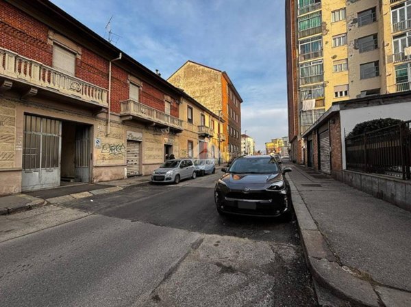 locale commerciale in vendita a Torino in zona Borgata Vittoria