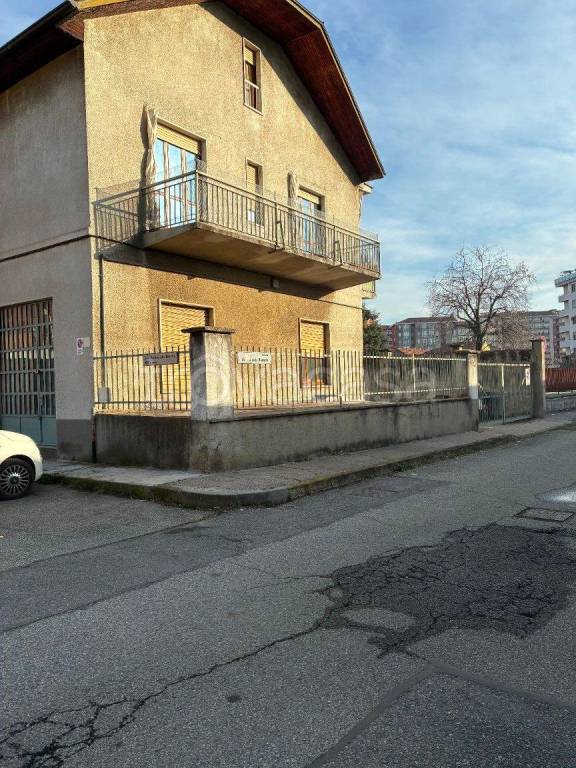 negozio in vendita a Torino in zona Lucento