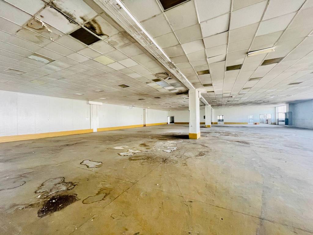 locale commerciale in vendita a Torino in zona Lucento