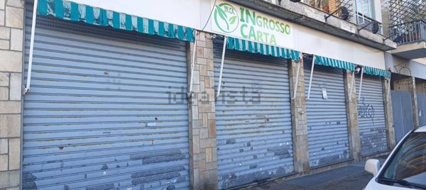 locale commerciale in vendita a Torino in zona Lingotto