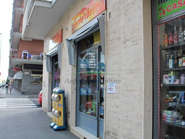 negozio in vendita a Torino in zona Lingotto