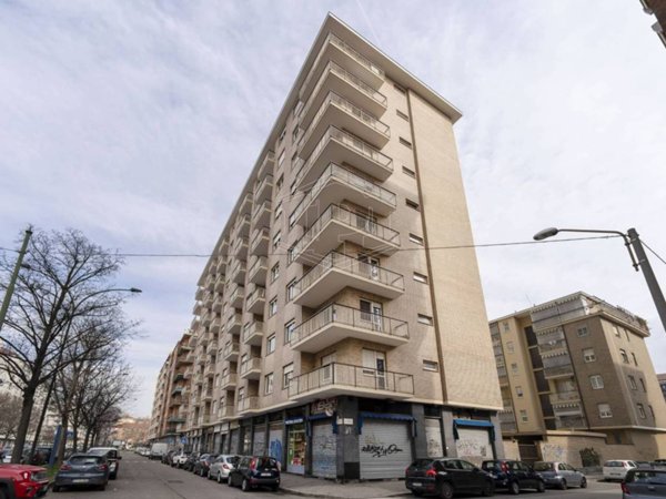 negozio in vendita a Torino in zona Lingotto