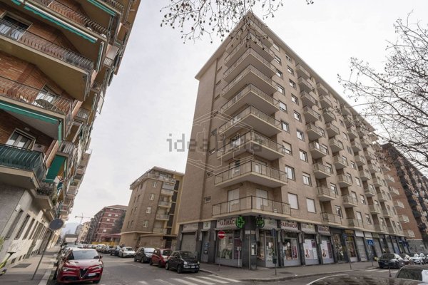 negozio in vendita a Torino in zona Lingotto