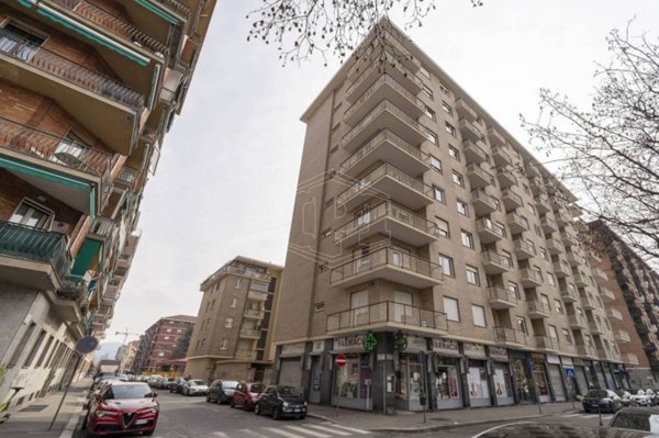 negozio in vendita a Torino in zona Lingotto