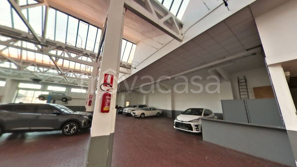 locale commerciale in vendita a Torino in zona Falchera