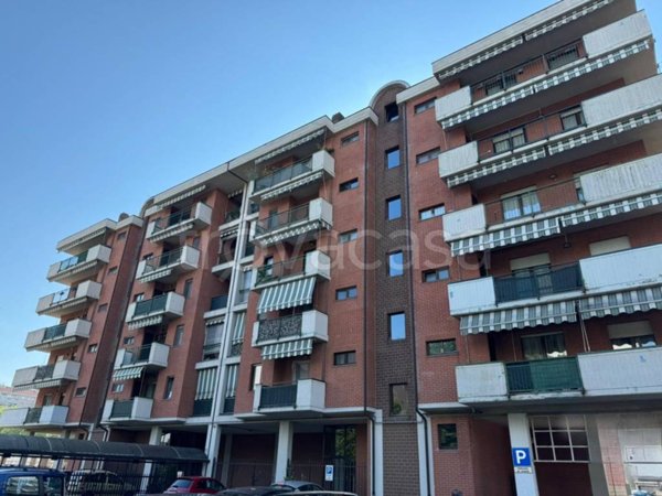 negozio in vendita a Torino in zona Mirafiori Sud