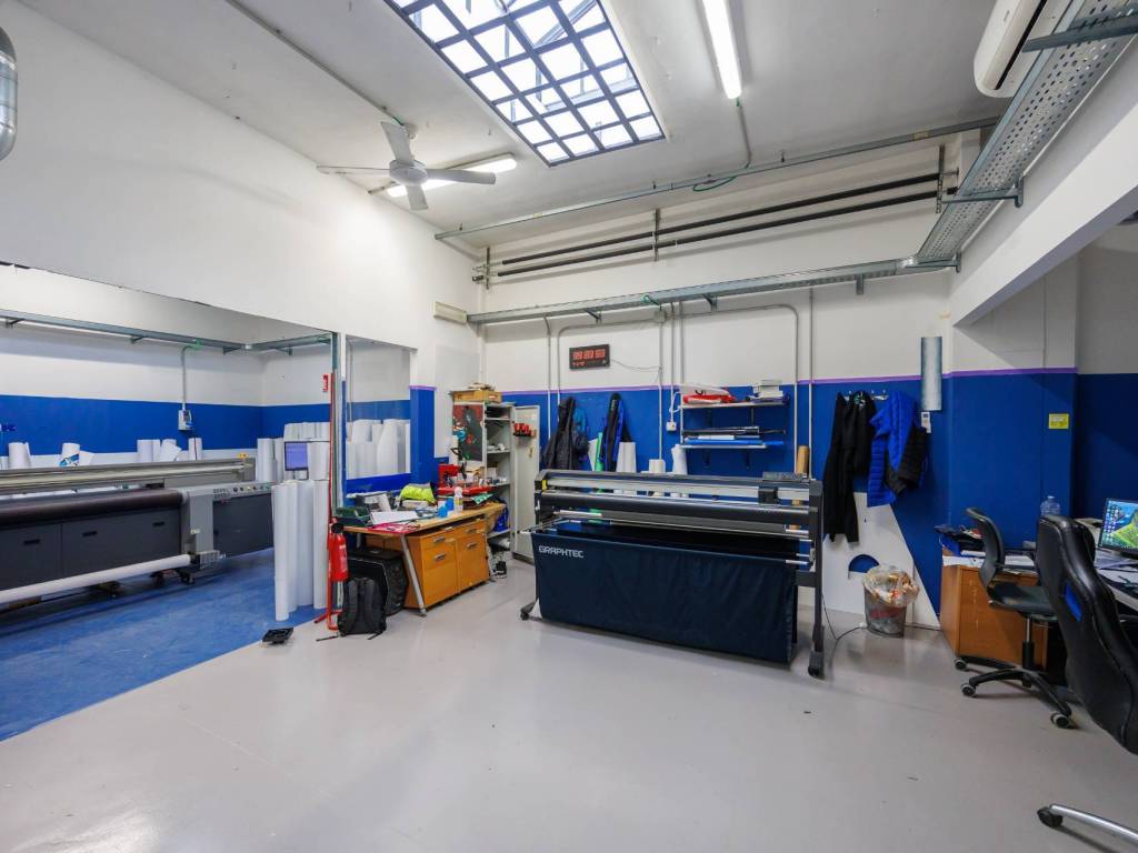 negozio in vendita a Torino in zona Lingotto