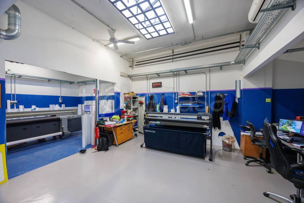 negozio in vendita a Torino in zona Lingotto