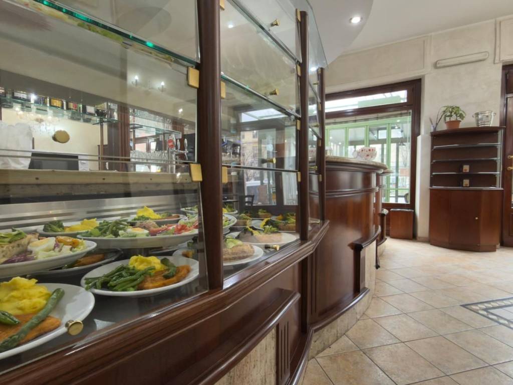 negozio in vendita a Torino in zona Lingotto