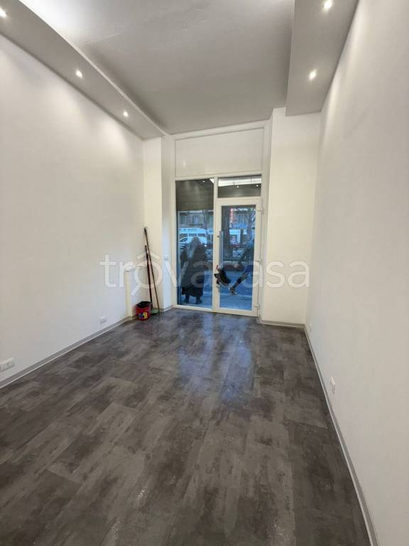 negozio in vendita a Torino in zona Cenisia