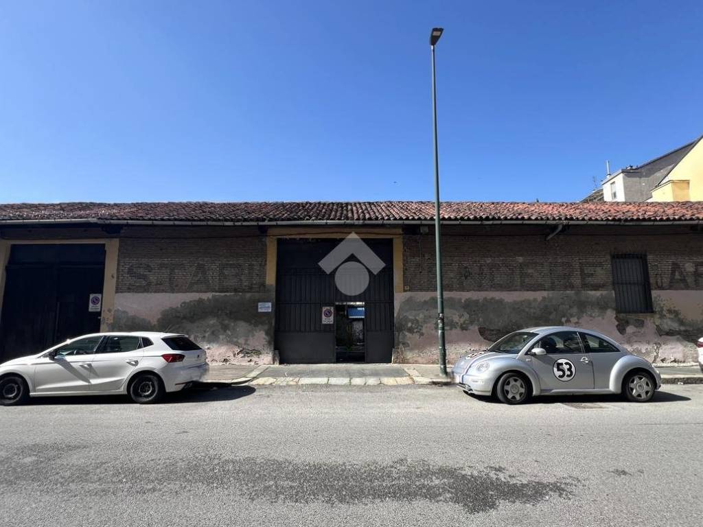 locale commerciale in vendita a Torino in zona Falchera