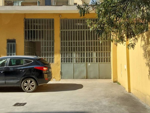 locale commerciale in vendita a Torino in zona Lingotto