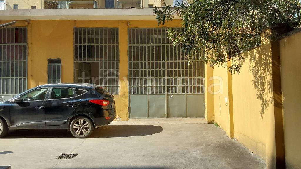 locale commerciale in vendita a Torino in zona Millefonti