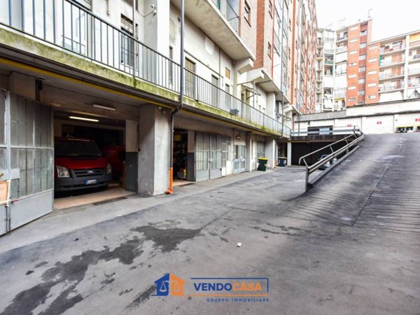 locale commerciale in vendita a Torino in zona Lucento
