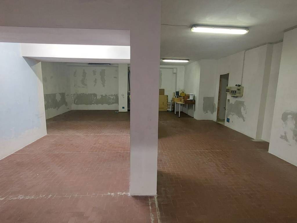 locale commerciale in vendita a Torino in zona Lingotto