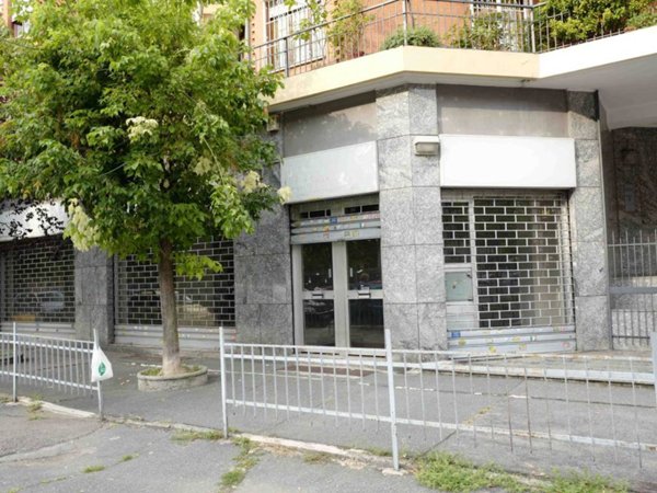 negozio in vendita a Torino in zona Mirafiori Nord