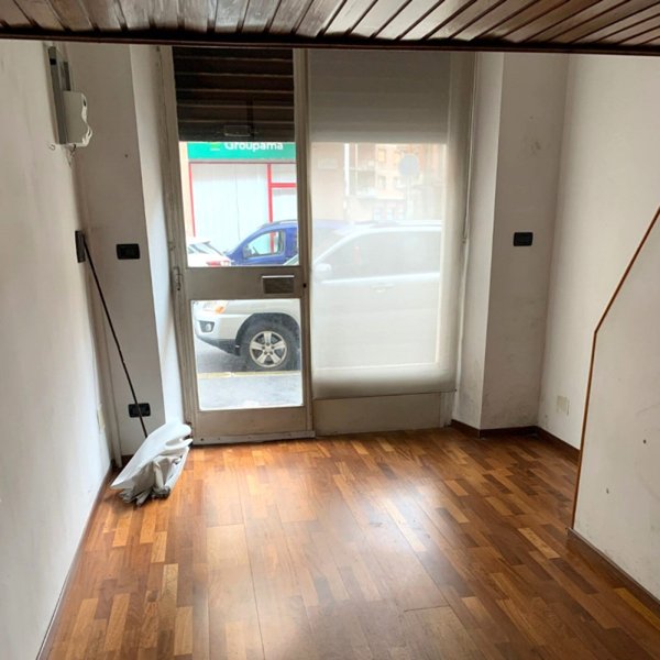 negozio in vendita a Torino in zona Cenisia