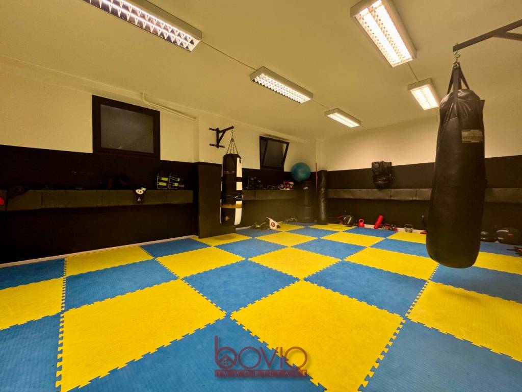 locale commerciale in vendita a Torino in zona Regio Parco