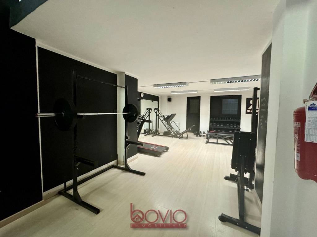 locale commerciale in vendita a Torino in zona Regio Parco