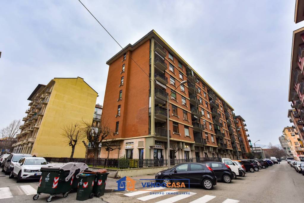 negozio in vendita a Torino in zona Lingotto