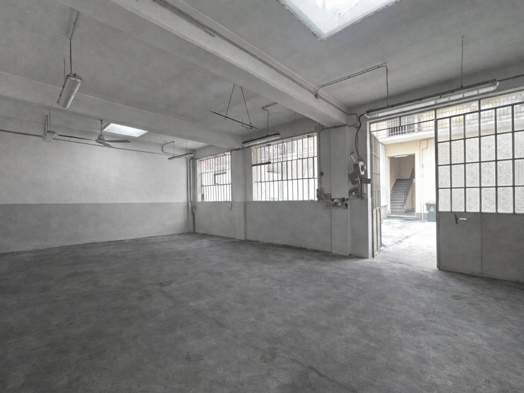 locale commerciale in vendita a Torino in zona Lucento