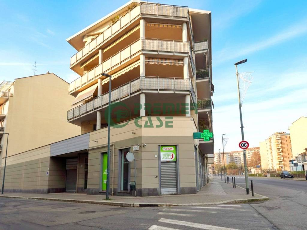 locale commerciale in vendita a Torino in zona Aurora