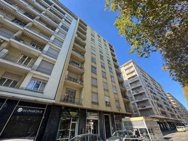 negozio in vendita a Torino in zona Mirafiori Nord